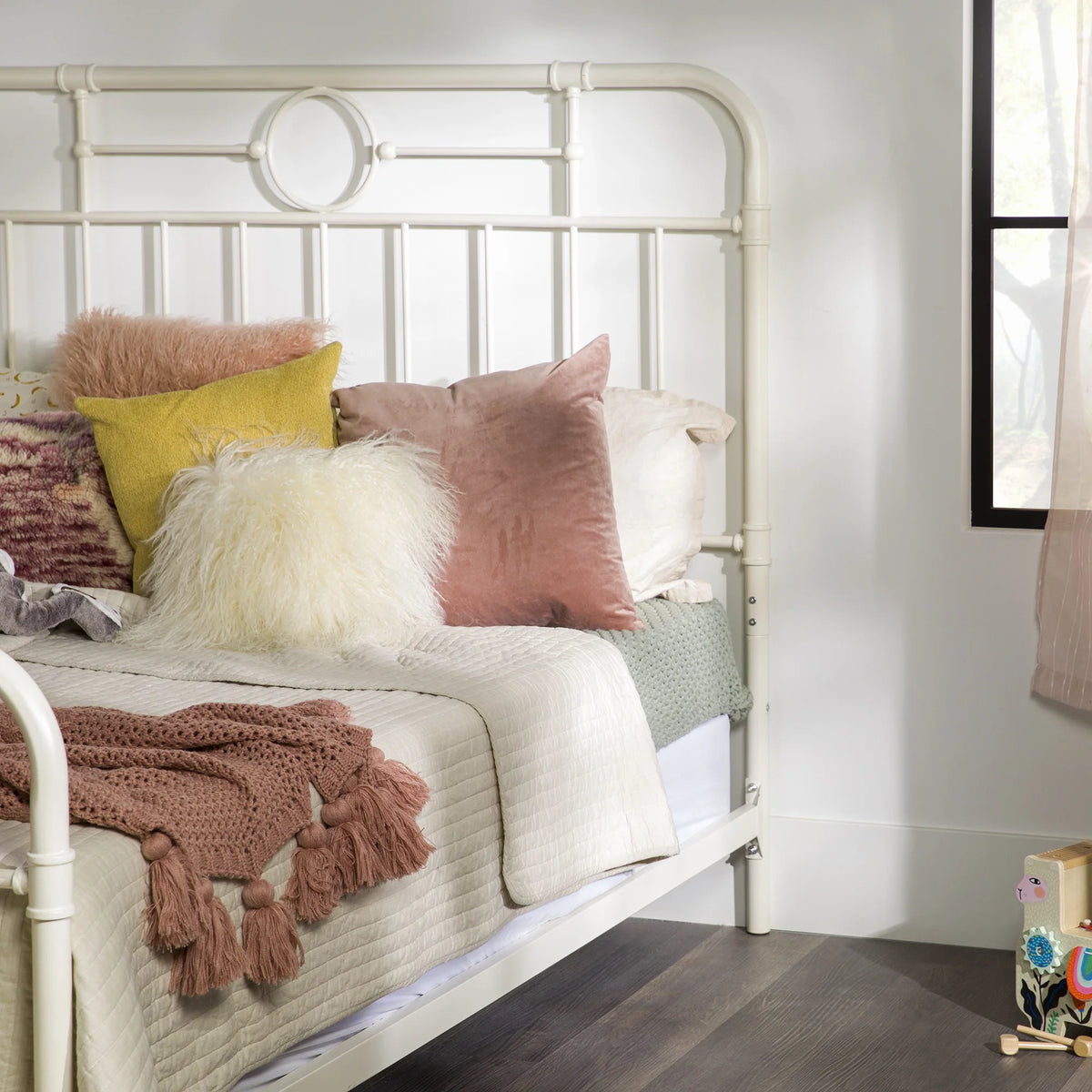 Queen Metal Bed S61677